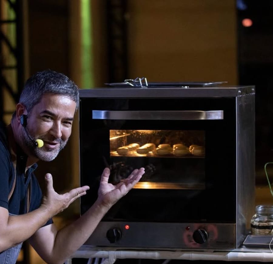 Mauricio Asta cocinando en vivo en el escenario de Sabores Gourmet