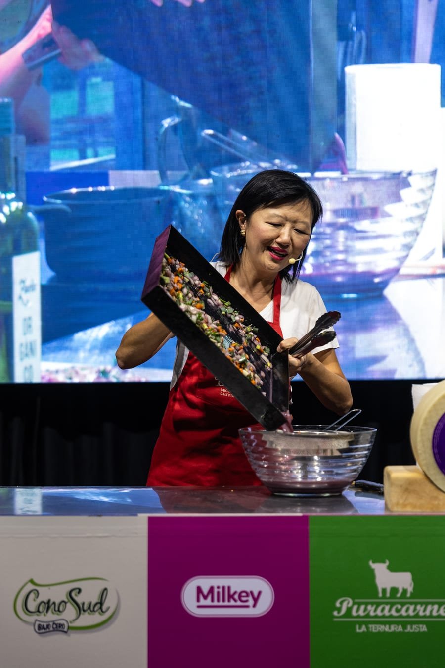 Karina Gao desmoldando una terrina de vegetales en el escenario