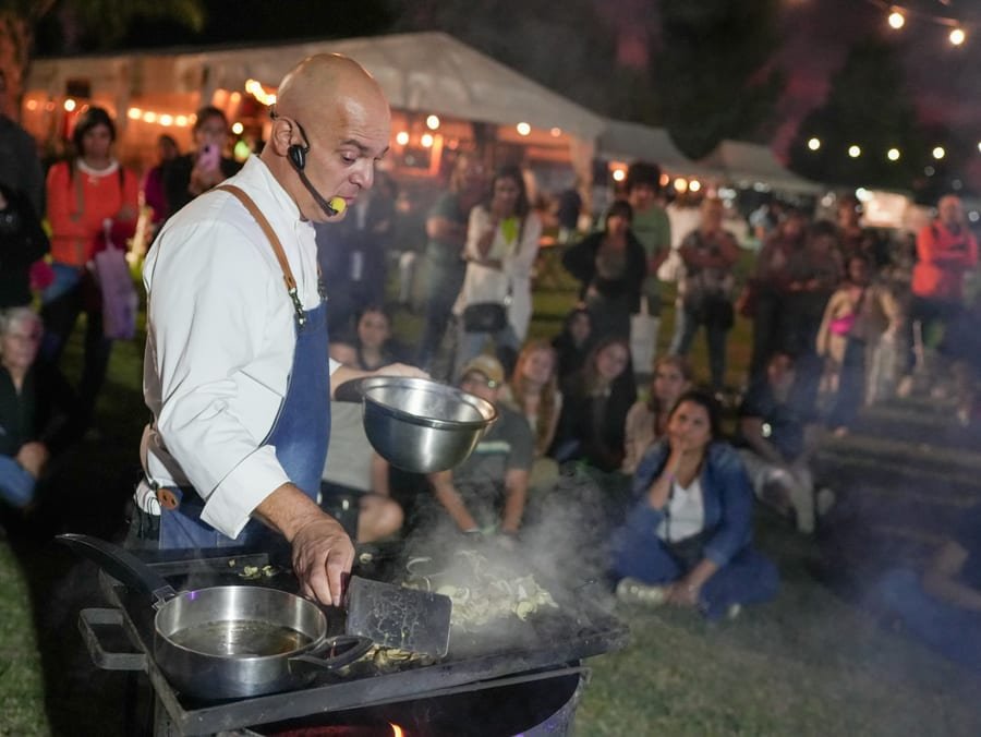 Santiago Giorgini cocinando a la parrilla frente al público