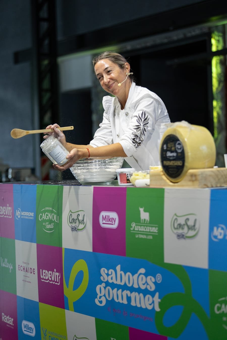 Ale Temporini presentando su cocina en el escenario