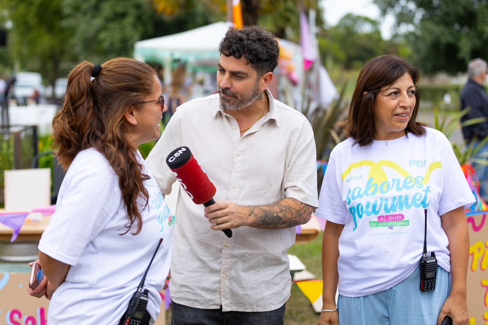 Entrevista de prensa a integrantes de la organización durante el festival