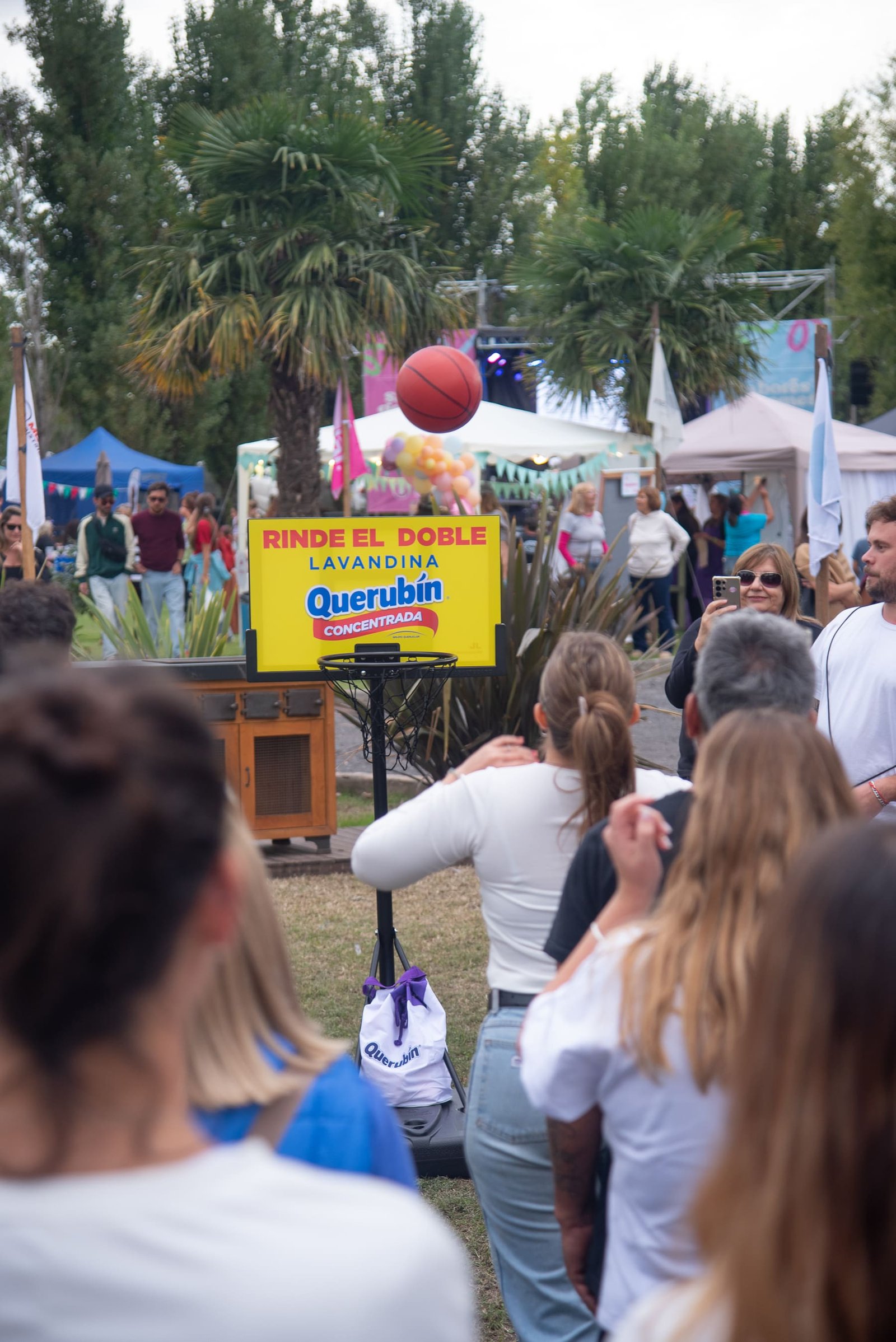 Activación de marca sponsor con juego de básquet en medio del predio del festival